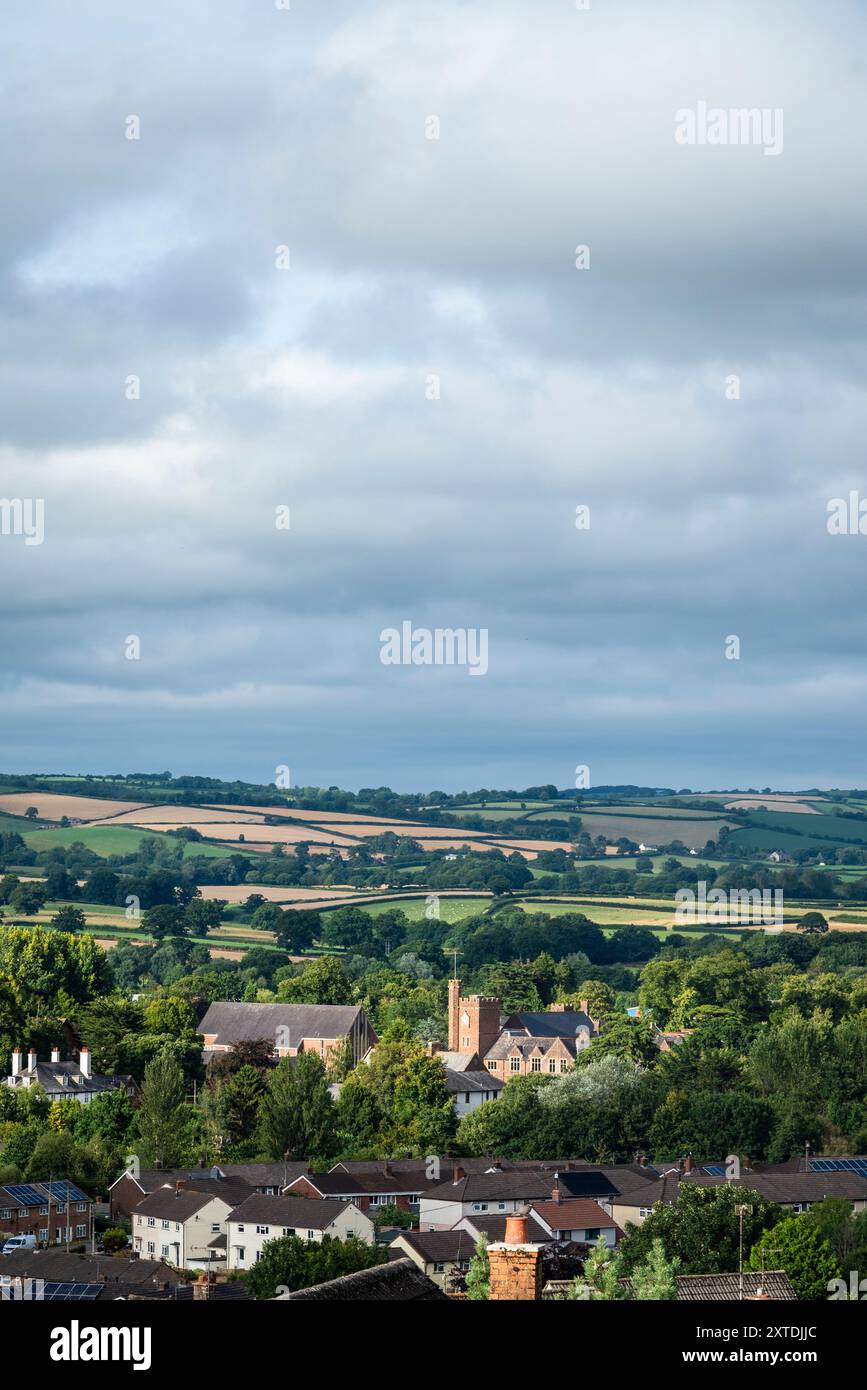 Vista di Tiverton con la torre della chiesa di San Pietro e le colline oltre, Tiverton, Devon, Inghilterra, Regno Unito Foto Stock