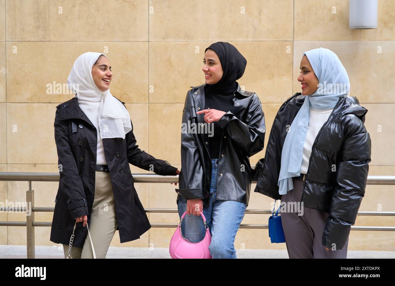 Giovani amici musulmani che escono insieme. Tre donne con hijab che parlano Foto Stock