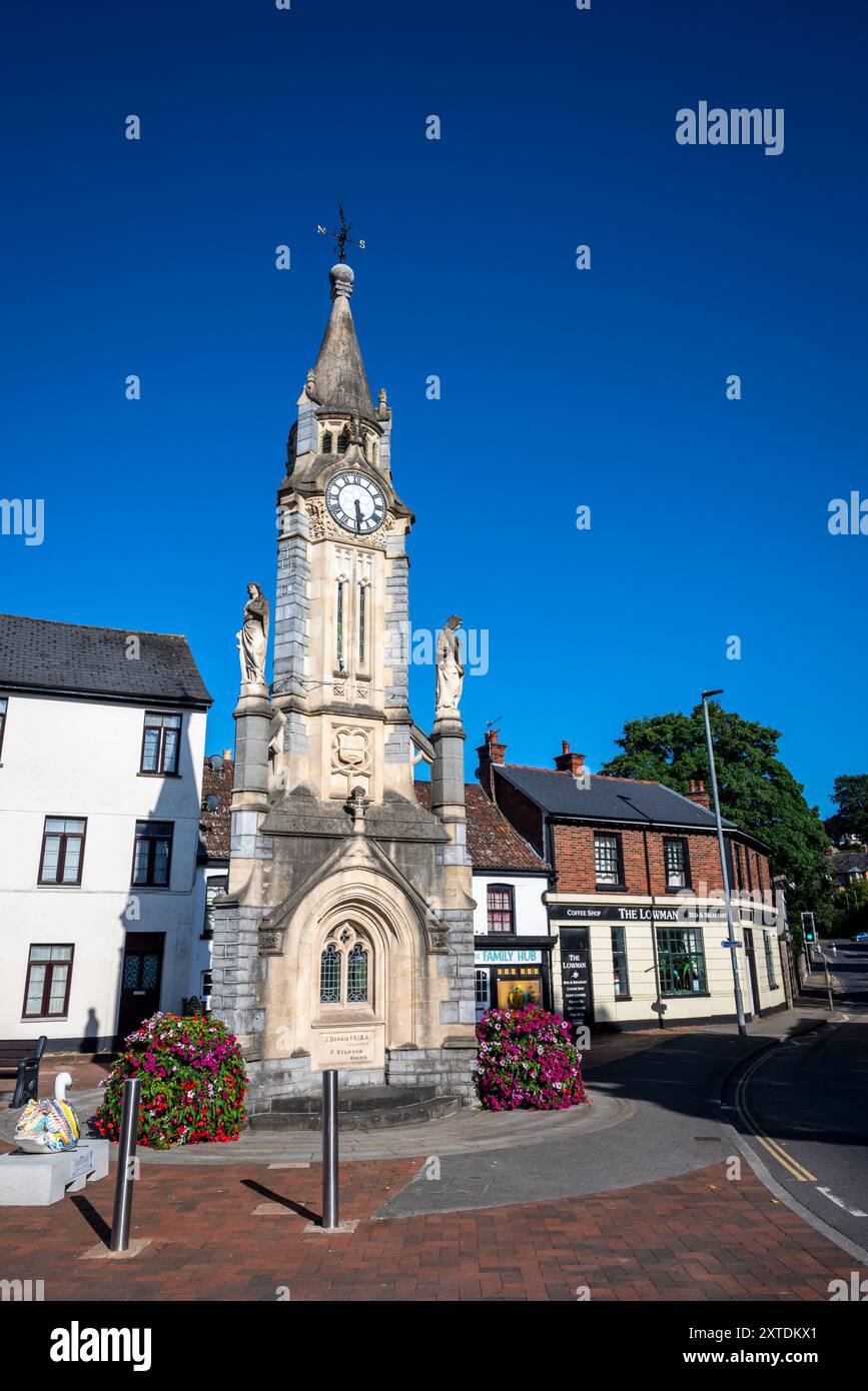 Lowman Green Clock Tower, torre dell'orologio triangolare in stile gotico con deposito al piano terra, Tiverton, Devon, Inghilterra, Regno Unito Foto Stock