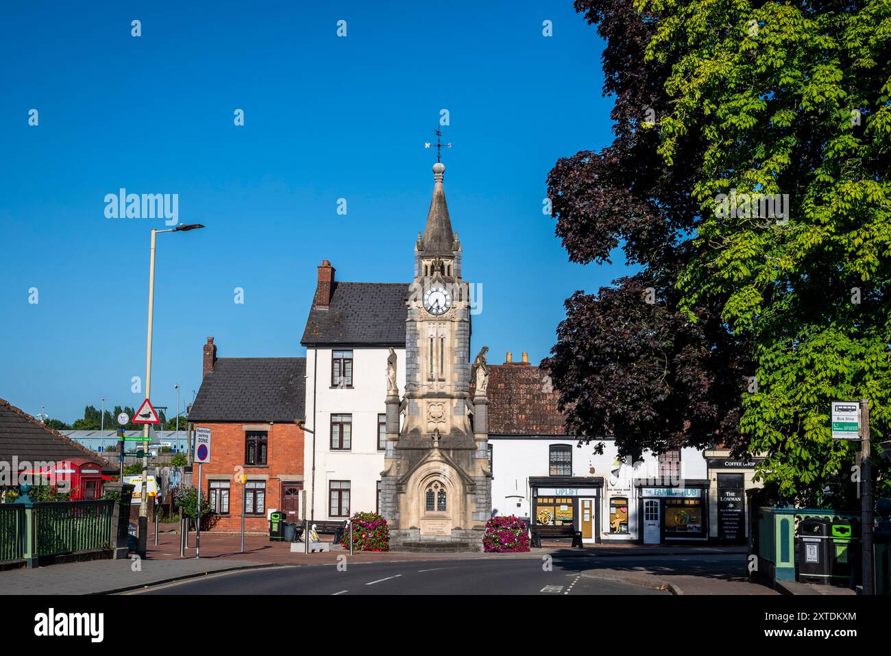 Lowman Green Clock Tower, torre dell'orologio triangolare in stile gotico con deposito al piano terra, Tiverton, Devon, Inghilterra, Regno Unito Foto Stock