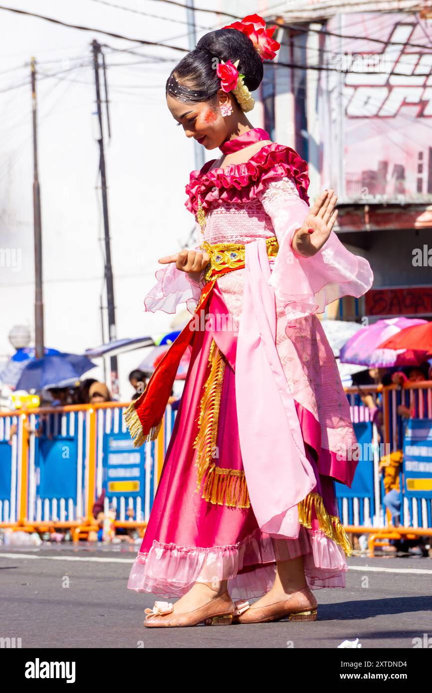 Nandakeswari e Kutha Kembang Danza da Malang sul 3° Carnevale DI BEN. Nandakeswari significa un angelo pieno di gioia Foto Stock