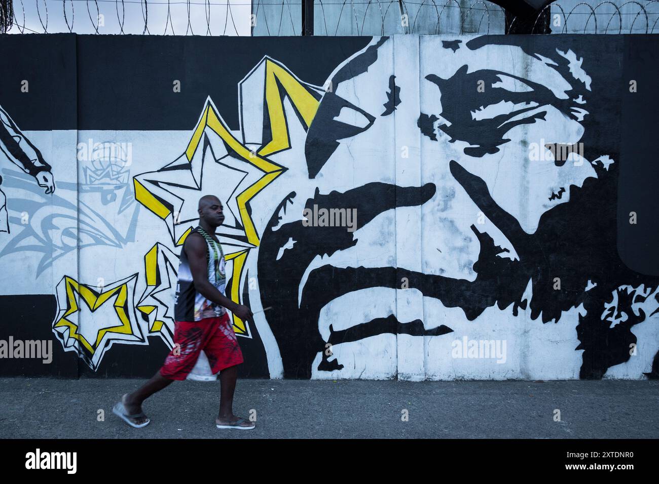 La grande icona calcistica brasiliana Pele, come graffiti su un muro di Santos, la città in cui vive ancora oggi, nonché la squadra per la quale ha giocato di più Foto Stock