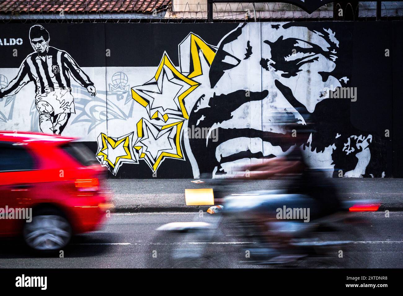 La grande icona calcistica brasiliana Pele, come graffiti su un muro di Santos, la città in cui vive ancora oggi, nonché la squadra per la quale ha giocato di più Foto Stock