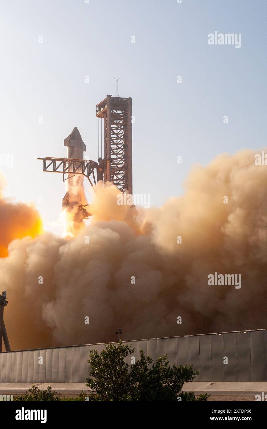 Boca Chica, Stati Uniti. 20 aprile 2023. Il primo volo di prova di SpaceX Starship ITF-1 immagini del decollo senza un sistema di diluvio d'acqua ora nelle notizie sui disaccordi sui livelli di mercurio dei voli 2, 3 e 4. Danni estesi alla piattaforma di lancio si sono verificati con danni alle attrezzature GSE e fotografi deistrodati dai proiettili in cemento della base Starbase Tesxas Cameron County USA. (Foto di Scott Schilke/Sipa USA) credito: SIPA USA/Alamy Live News Foto Stock