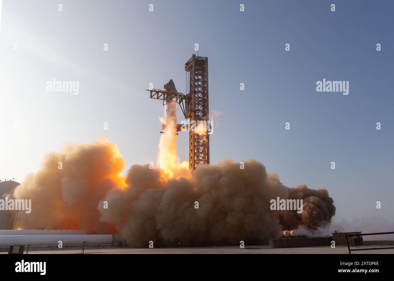 Boca Chica, Stati Uniti. 20 aprile 2023. Il primo volo di prova di SpaceX Starship ITF-1 immagini del decollo senza un sistema di diluvio d'acqua ora nelle notizie sui disaccordi sui livelli di mercurio dei voli 2, 3 e 4. Danni estesi alla piattaforma di lancio si sono verificati con danni alle attrezzature GSE e fotografi deistrodati dai proiettili in cemento della base Starbase Tesxas Cameron County USA. (Foto di Scott Schilke/Sipa USA) credito: SIPA USA/Alamy Live News Foto Stock