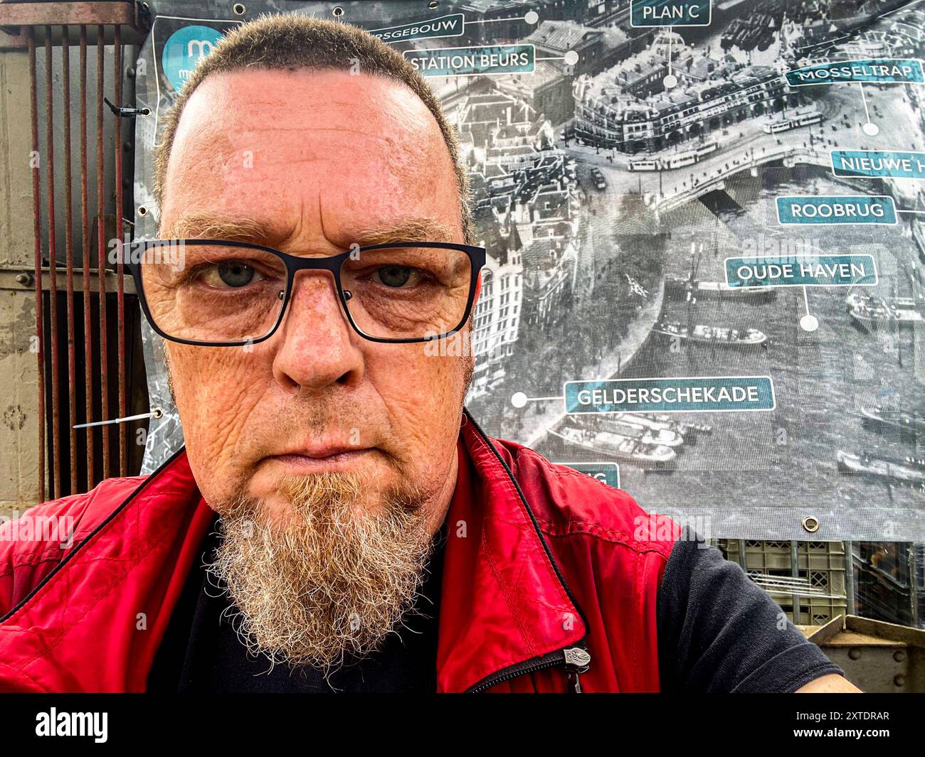 Uomo autoritratto Un autoritratto e selfie di fotografo e fotoreporter: Guido Koppes mentre era al lavoro presso Koningspoort Ship Yard. Tilburg, Paesi Bassi. MRYES Rotterdam Koningspoort Scheepswerf Zuid-Holland Nederland Copyright: XGuidoxKoppesxPhotox Foto Stock