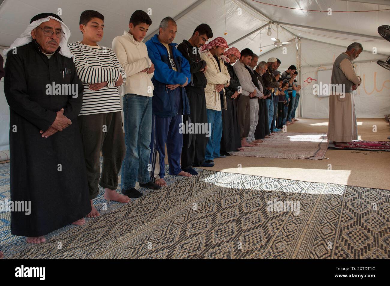 Preghiera quotidiana nella Moschea del campo profughi. Preghiere giornaliere in una delle tante moschee del campo profughi, costruire, all'interno di al ZA atari, al Mafraq, Giordania. Berlin Refugeecamp al ZA atari al Mafraq Germania Copyright: XGuidoxKoppesxPhotox Foto Stock