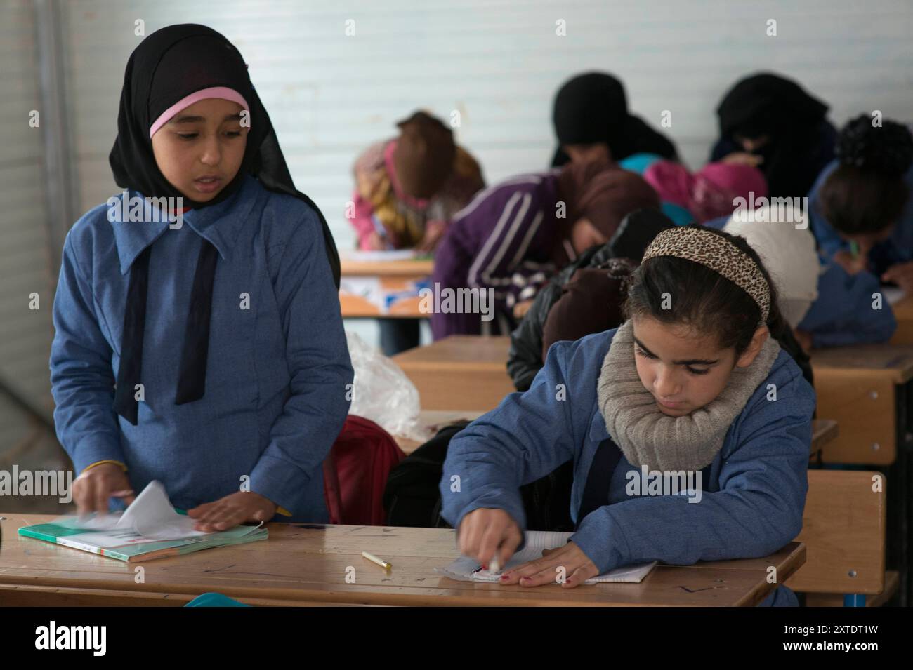 Corso scolastico femminile nel campo profughi al ZA atari. Classe scolastica femminile nel campo profughi al Zaatari, dove i rifugiati ricevono la loro istruzione. Al ZA atari, al Mafraq, Giordania. Berlin Refugeecamp al ZA atari al Mafraq Germania Copyright: XGuidoxKoppesxPhotox Foto Stock