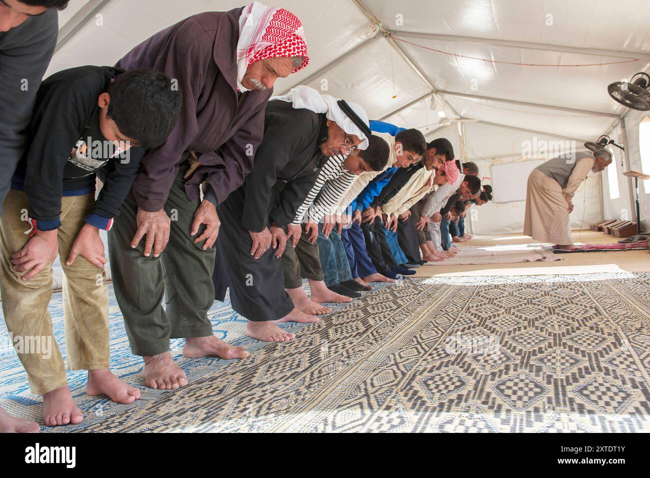 Preghiera quotidiana nella Moschea del campo profughi. Preghiere giornaliere in una delle tante moschee del campo profughi, costruire, all'interno di al ZA atari, al Mafraq, Giordania. Berlin Refugeecamp al ZA atari al Mafraq Germania Copyright: XGuidoxKoppesxPhotox Foto Stock