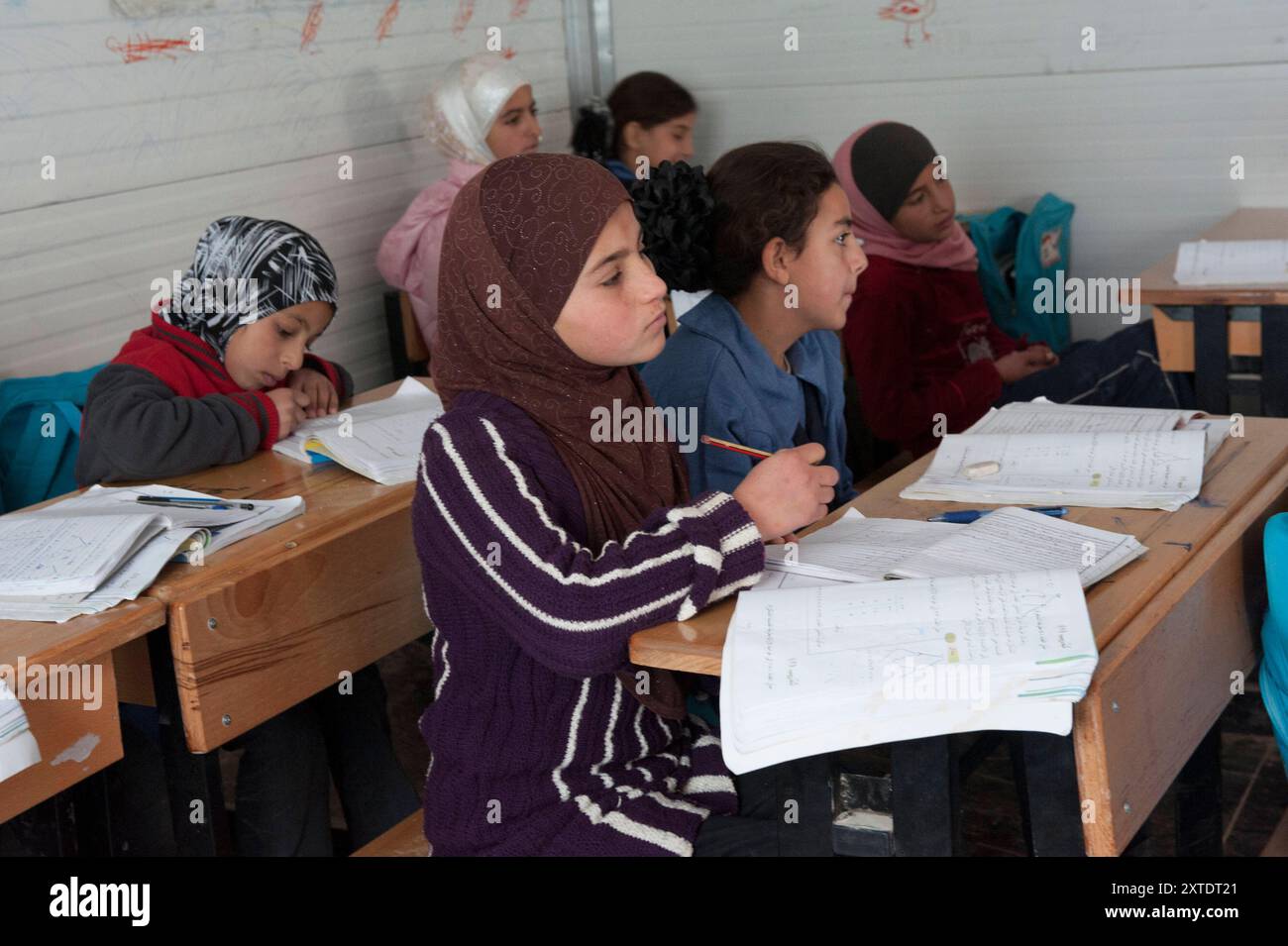 Corso scolastico femminile nel campo profughi al ZA atari. Classe scolastica femminile nel campo profughi al Zaatari, dove i rifugiati ricevono la loro istruzione. Al ZA atari, al Mafraq, Giordania. Berlin Refugeecamp al ZA atari al Mafraq Germania Copyright: XGuidoxKoppesxPhotox Foto Stock
