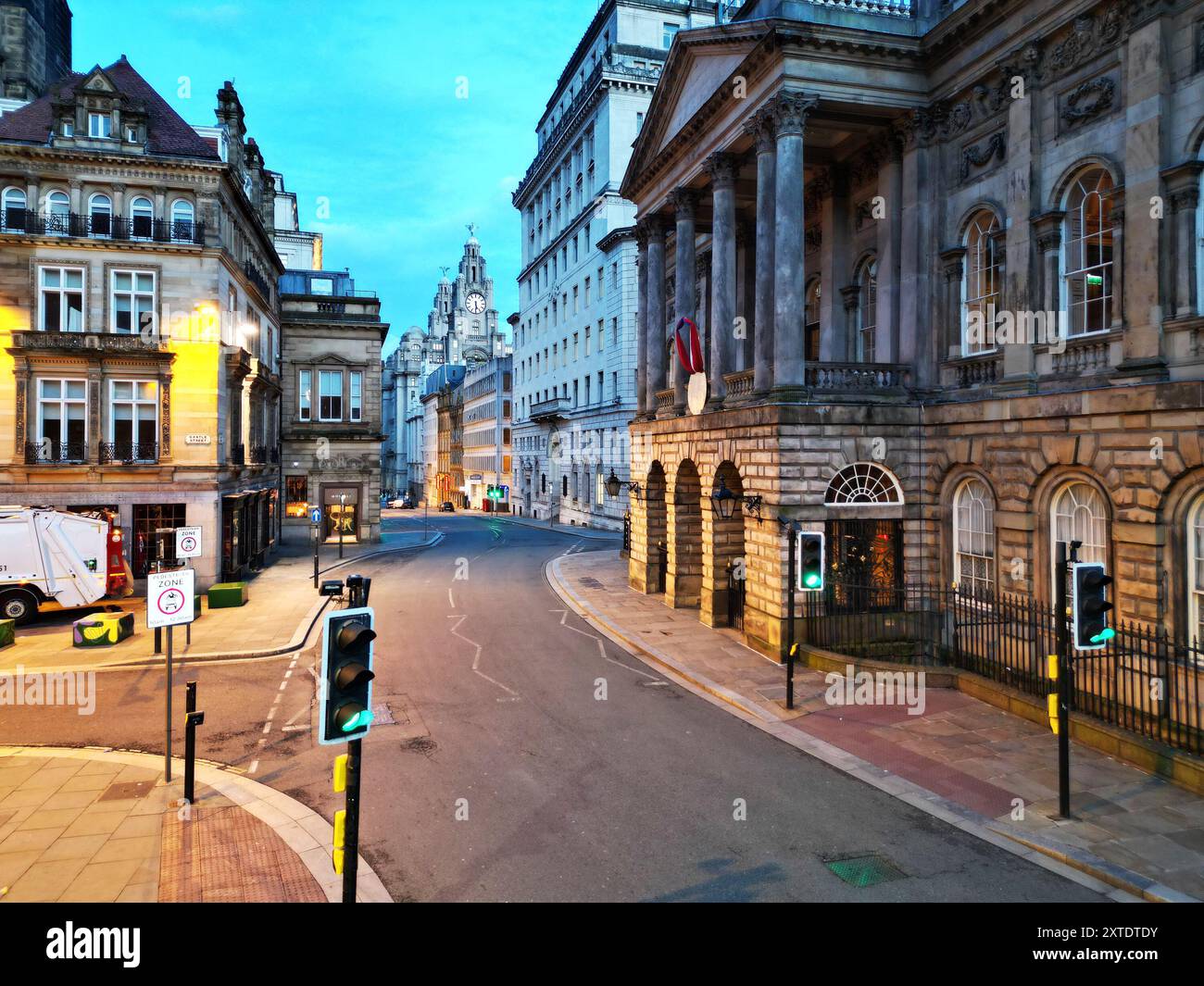 Vista sopraelevata al mattino presto, con vista su Water St Liverpool verso gli edifici del fegato con il Municipio in primo piano. Foto Stock