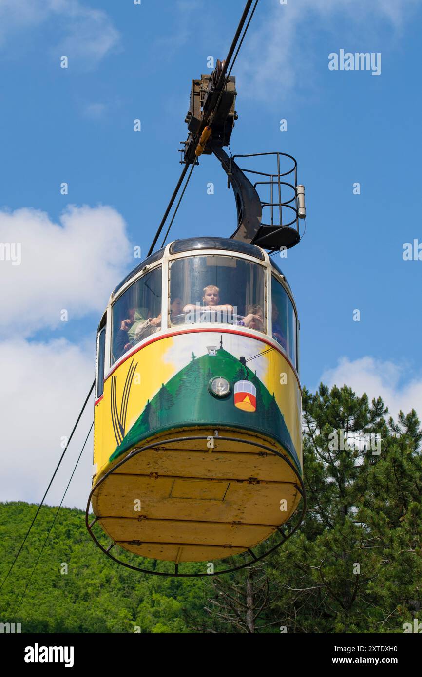 PYATIGORSK, RUSSIA - 7 GIUGNO 2023: Cabina della funivia per il monte Mashuk in un giorno di giugno soleggiato. Acque minerali caucasiche Foto Stock