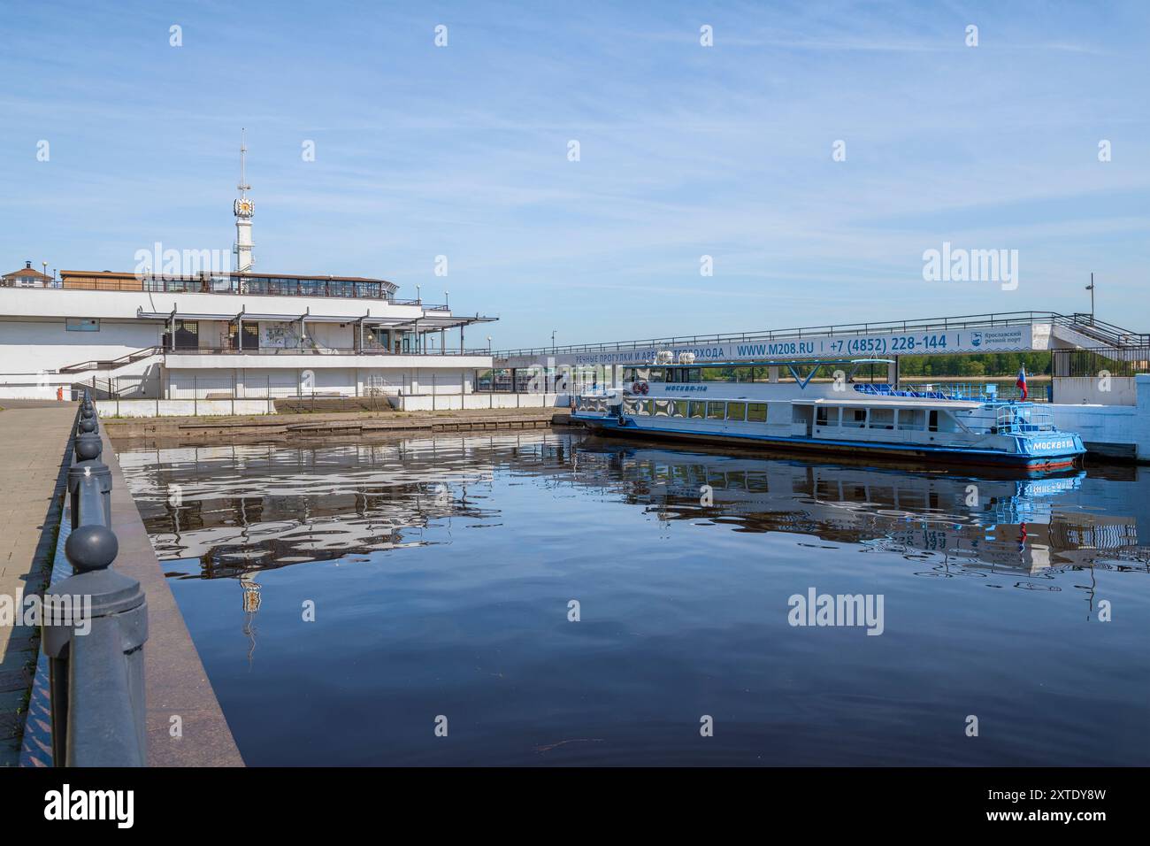YAROSLAVL, RUSSIA - 24 MAGGIO 2024: Nave da diporto Mosca-114 presso la costruzione della stazione fluviale in un giorno di sole maggio Foto Stock