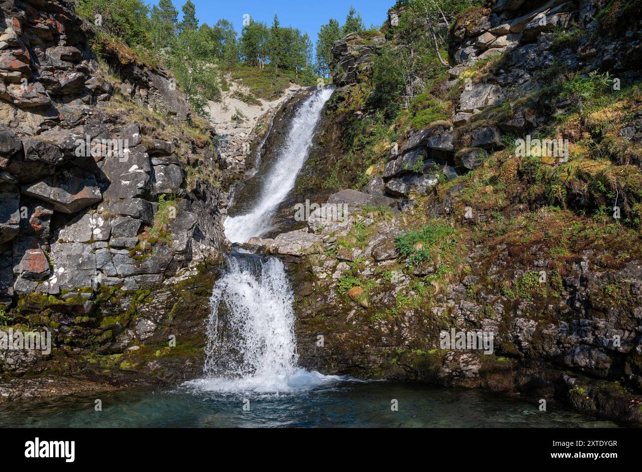 Splendida cascata (Risjok Waterfall) in un soleggiato giorno di luglio. Khibiny, regione di Murmansk. Russia Foto Stock