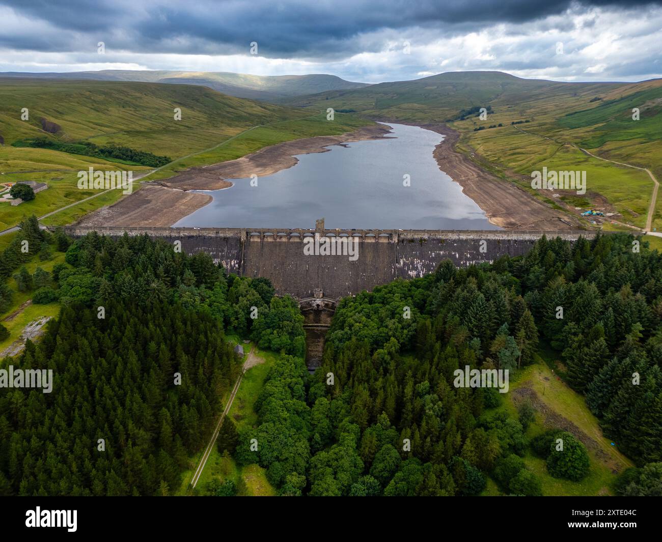 Veduta aerea del lago artificiale Scar House nel North Yorkshire che mostra la diga e il paesaggio circostante Foto Stock