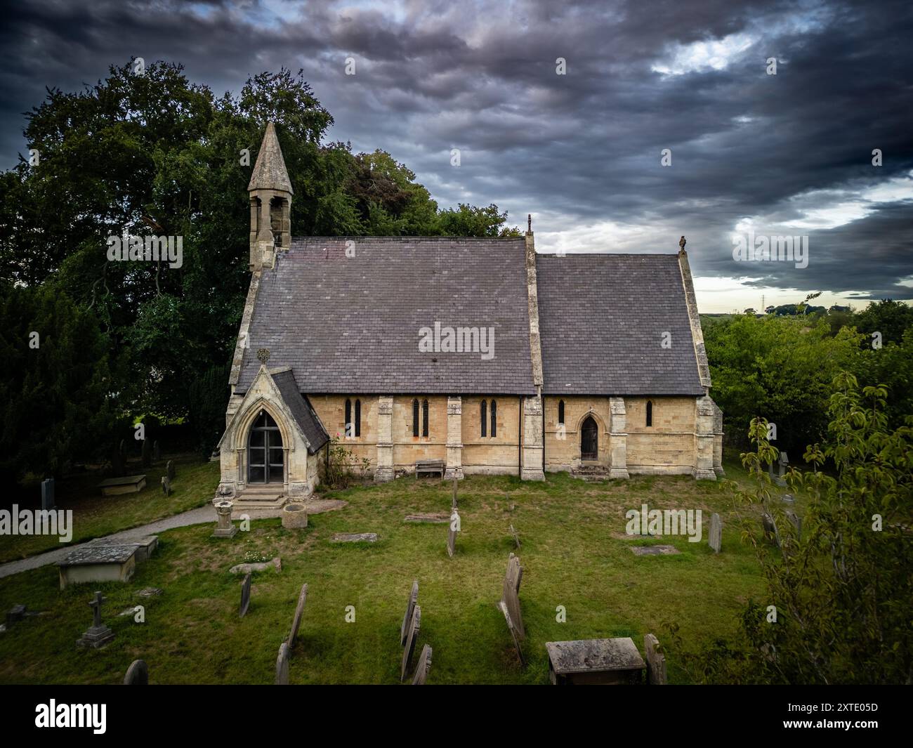 Veduta aerea della chiesa di St. Wilfrid a South Stainley, North Yorkshire, sotto i cieli spettacolari Foto Stock