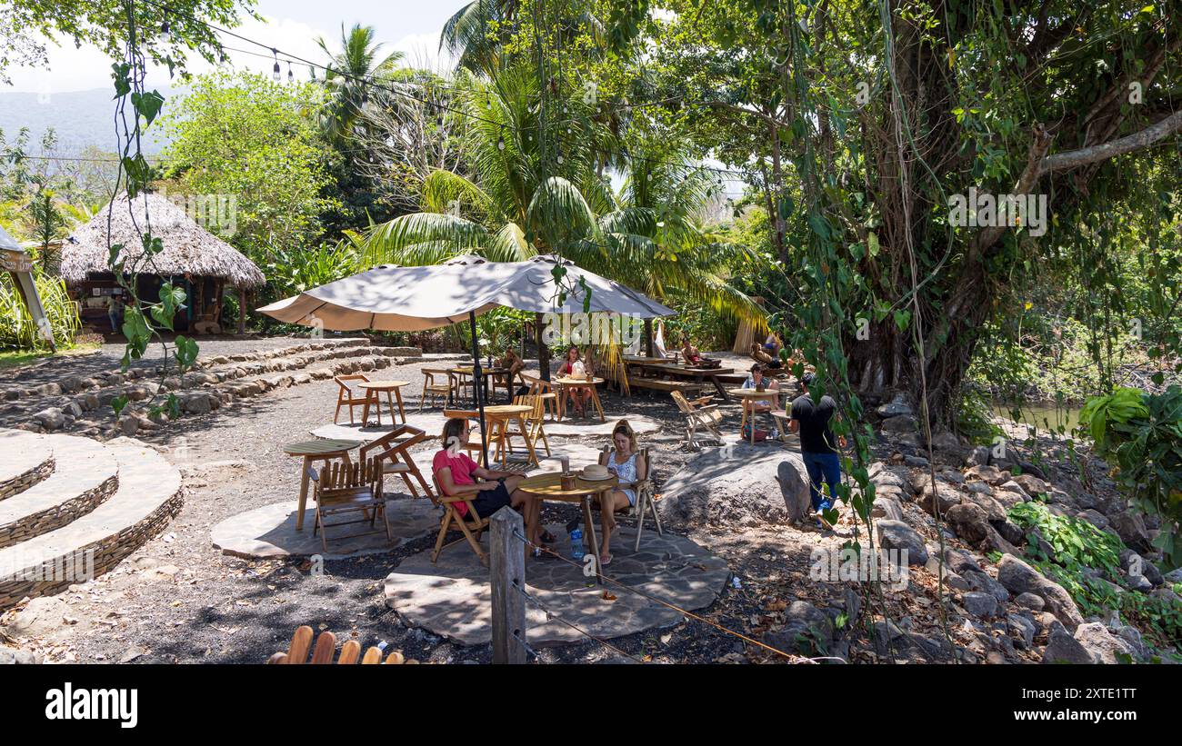 Ometepe , Nicaragua - 21 marzo 2024: El Pital Ometepe Chocolate Paradise presso l'isola di Ometepe nel lago Cocibolca nel sud-ovest del Nicaragua, America centrale. Foto Stock