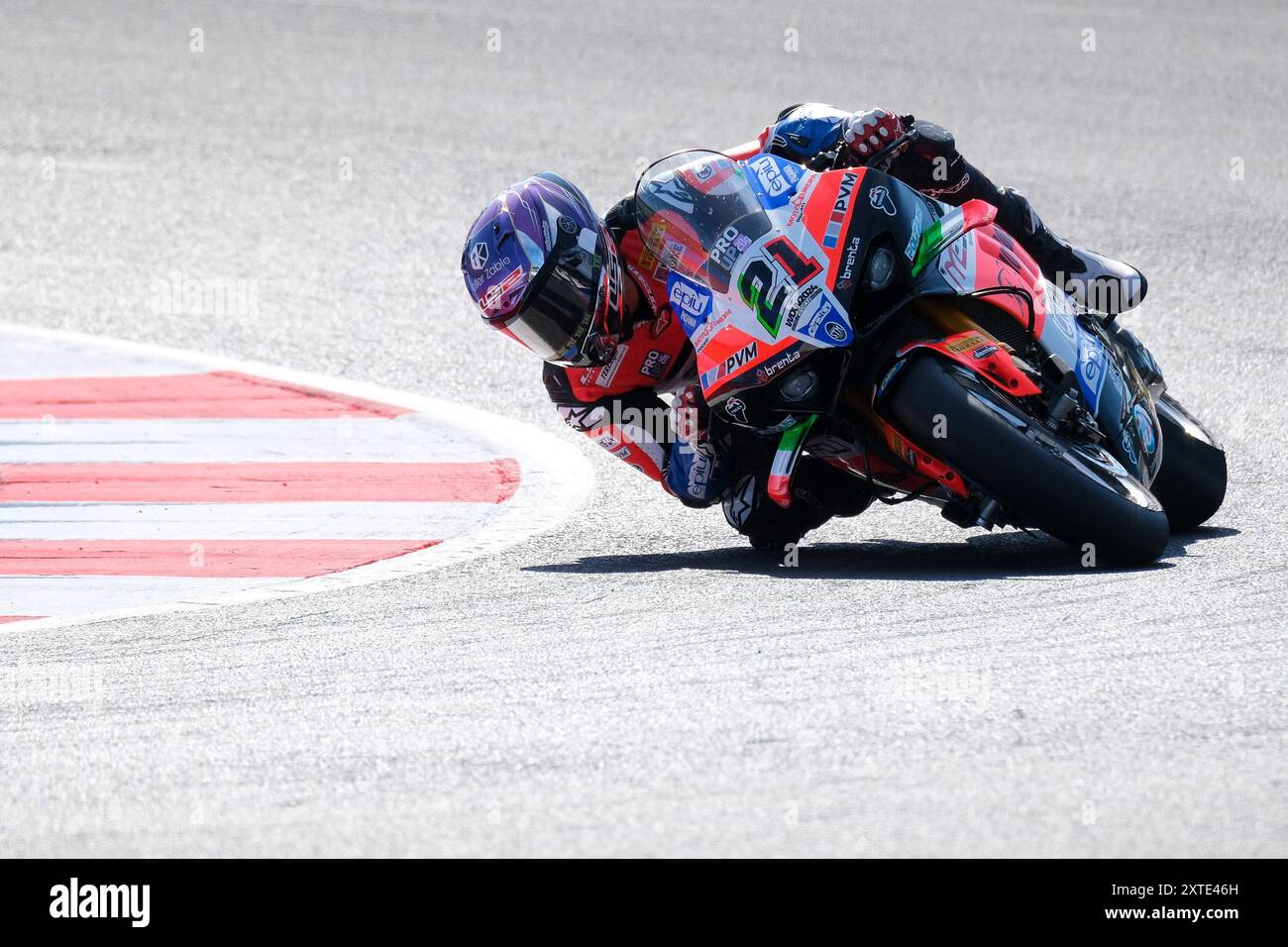 (21) Michael Ruben Rinaldi, italiano del Team Motocorsa Racing, cavalca Ducati Panigale V4R in azione durante il Campionato del mondo FIM Motul Superbike Foto Stock