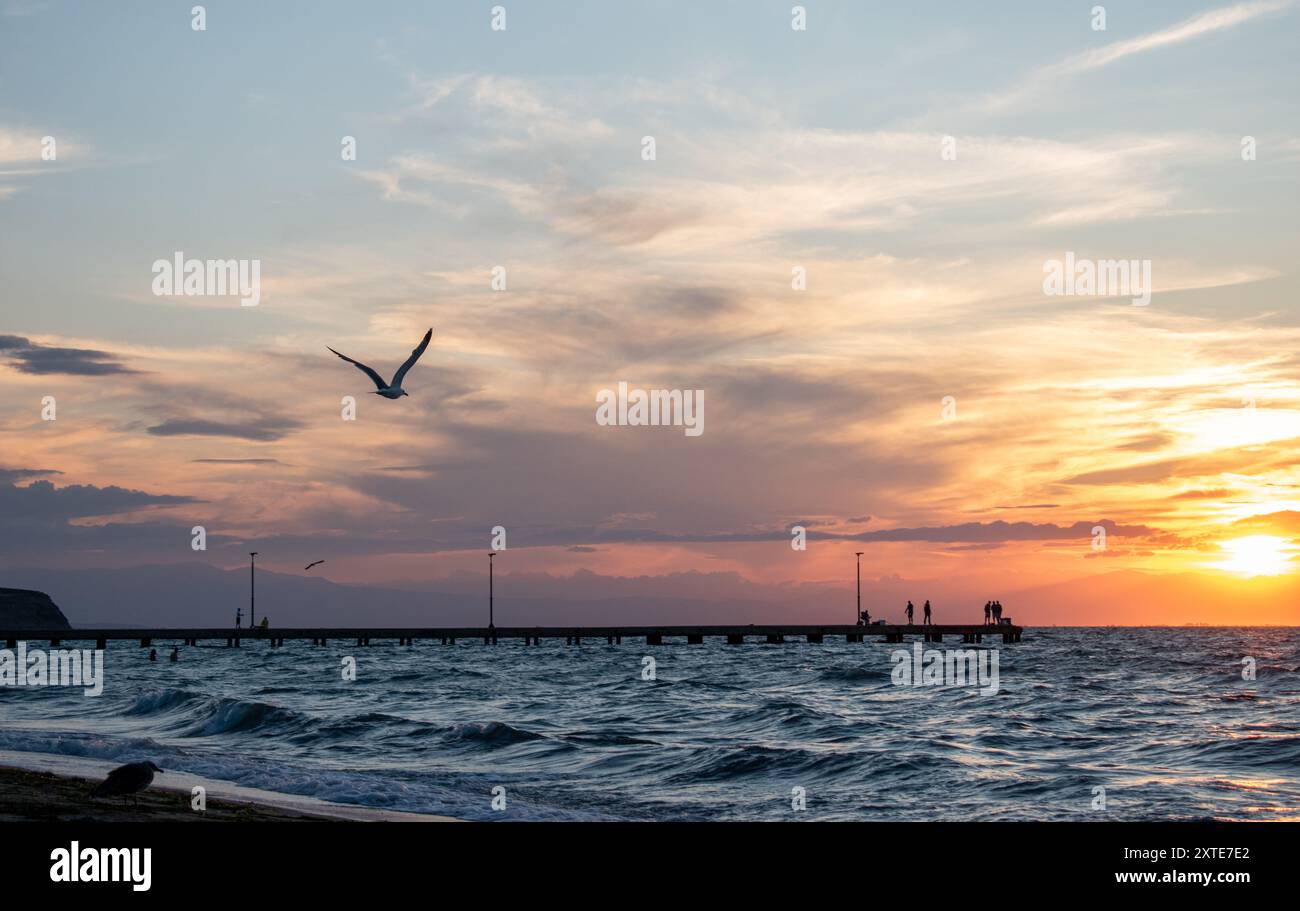 Tramonto e onde dell'oceano, Golden Hour Foto Stock