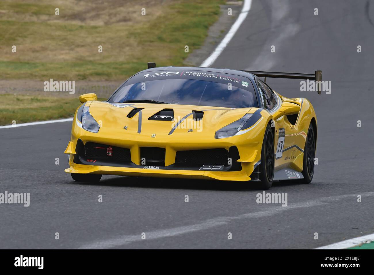 Tim Snowden, Ferrari 488 Challenge, Bell Sport Challenge Series, due gare di 20 minuti, per piloti gentiluomini, con auto divise in cinque gruppi uno per Foto Stock