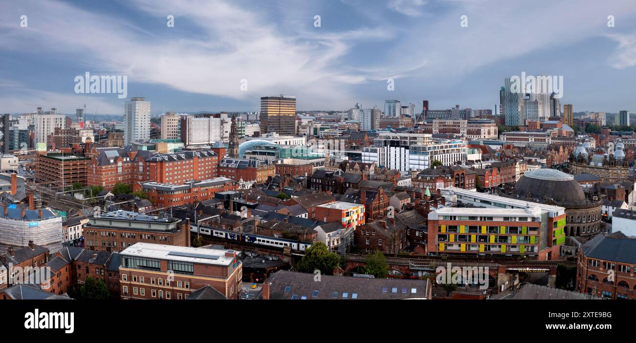 Un panorama aereo panoramico del centro di Leeds con i quartieri dello shopping e dello shopping vicino alla stazione ferroviaria di Leeds al Calls Landing on the Leeds to Liv Foto Stock