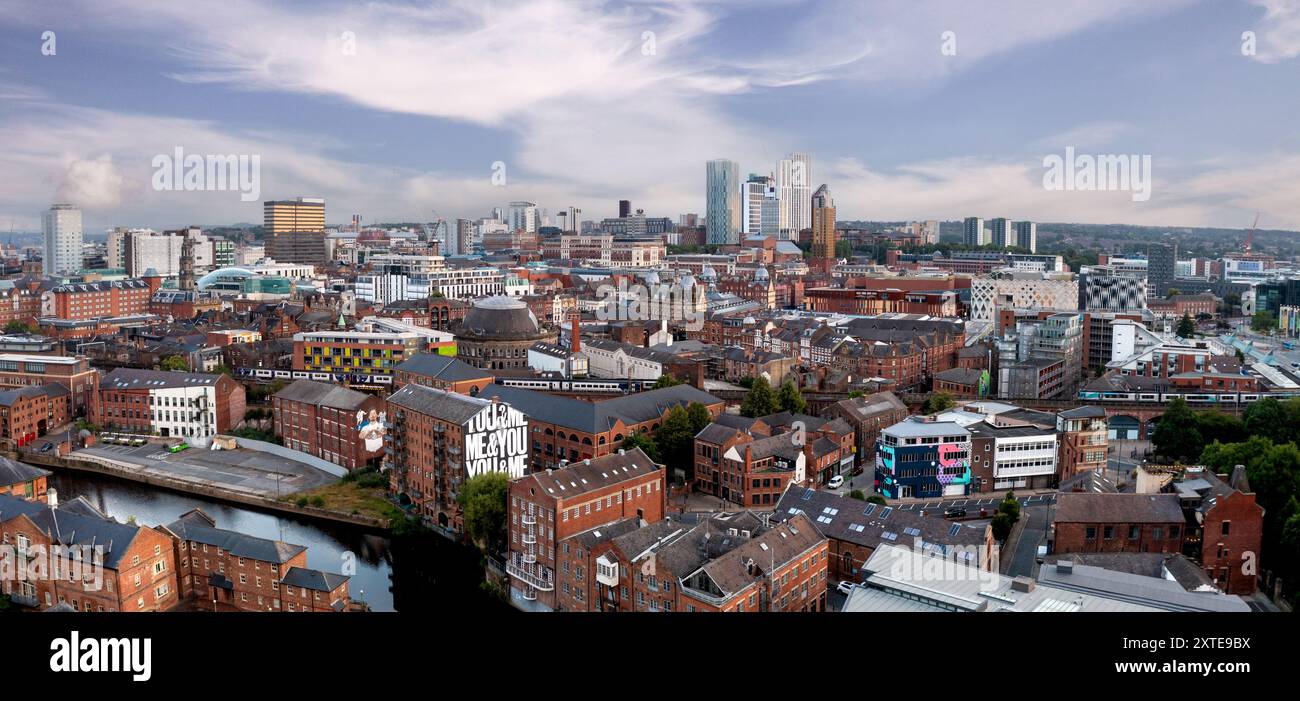 Un panorama aereo panoramico del centro di Leeds con i quartieri dello shopping e dello shopping vicino alla stazione ferroviaria di Leeds al Calls Landing on the Leeds to Liv Foto Stock