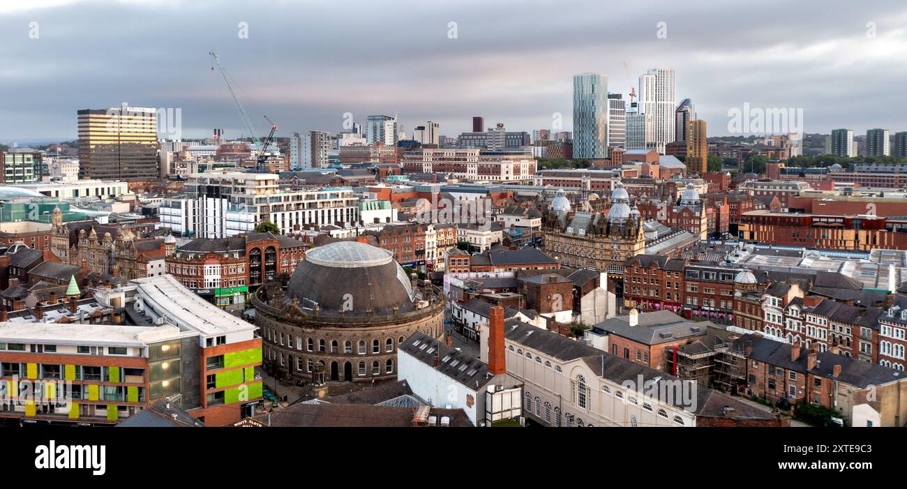 LEEDS, REGNO UNITO - 10 AGOSTO 2024. . Una vista panoramica aerea del centro città di Leeds con i quartieri dello shopping e dello shopping che includono l'antica architettura di Foto Stock