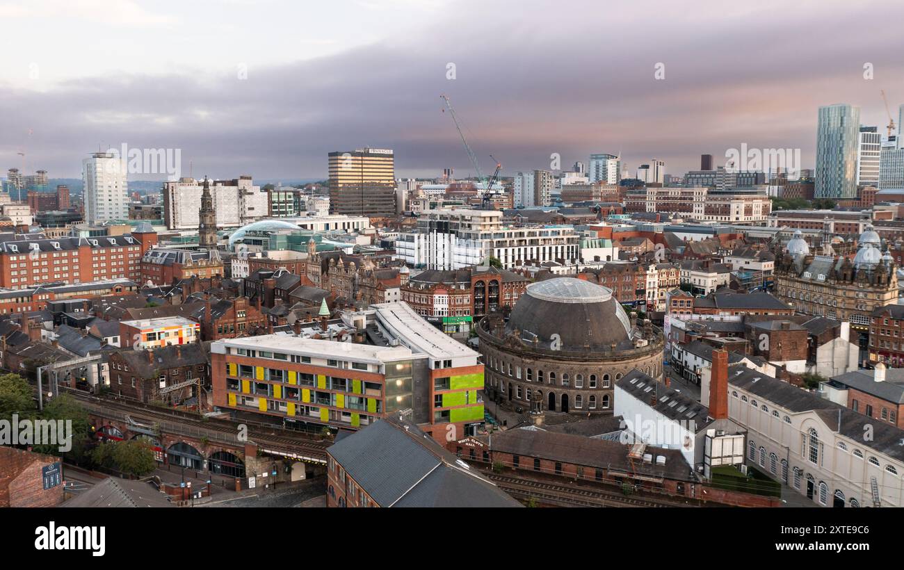 LEEDS, REGNO UNITO - 10 AGOSTO 2024. . Una vista panoramica aerea del centro città di Leeds con i quartieri dello shopping e dello shopping che includono l'antica architettura di Foto Stock