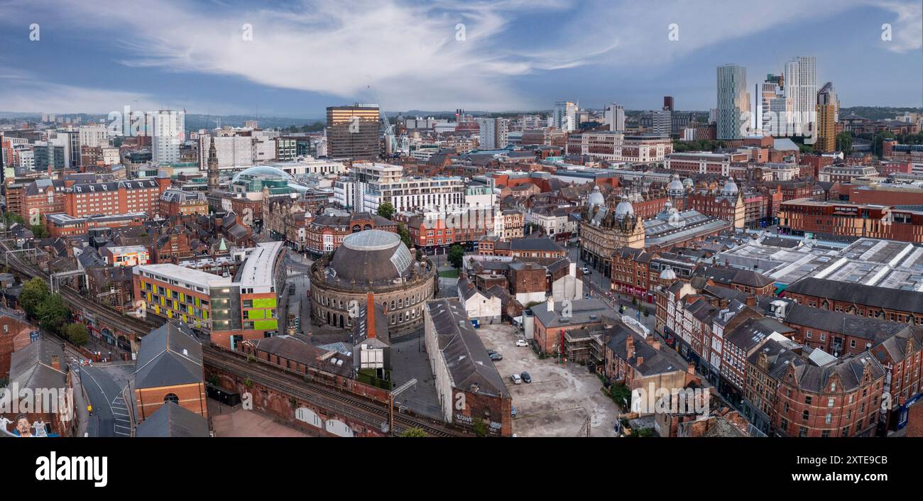 LEEDS, REGNO UNITO - 10 AGOSTO 2024. . Una vista panoramica aerea del centro città di Leeds con i quartieri dello shopping e dello shopping che includono l'antica architettura di Foto Stock