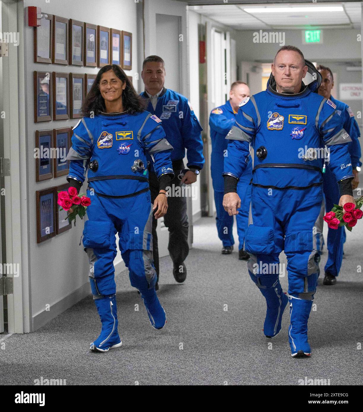 Cape Canaveral, Florida, Stati Uniti. 14 agosto 2024. L'astronauta della NASA Butch Wilmore, a destra, e il compagno di squadra Suni Williams, a sinistra, tenendo le rose, camminano dal Neil A. Armstrong Operations and Checkout Building per il breve viaggio al Launch Complex 41. (Immagine di credito: © Kim Shiflett/NASA/ZUMA Press Wi Foto Stock