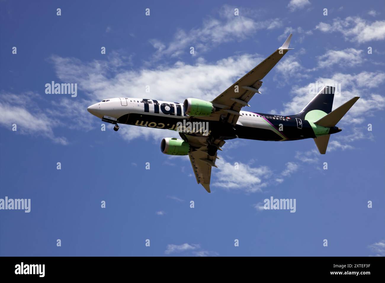 Flair Airlines Boeing 737 MAX 8 atterra a Vancouver YVR Foto Stock