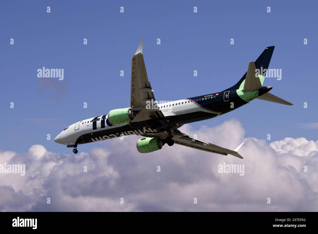 Flair Airlines Boeing 737 MAX 8 atterra a Vancouver YVR Foto Stock