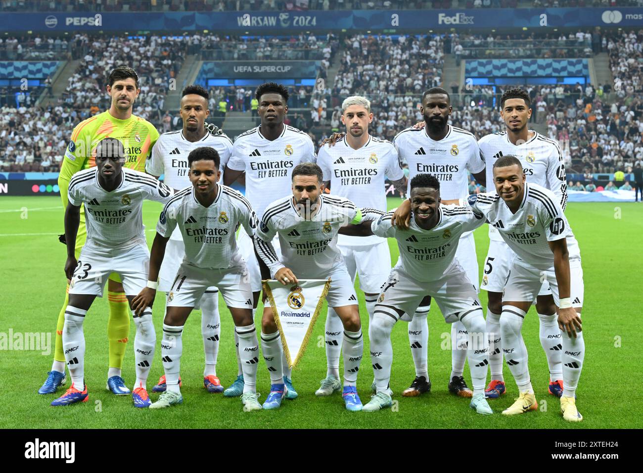 VARSAVIA - (prima fila l-r) Real Madrid CF portiere Thibaut Courtois, Eder Militao del Real Madrid CF, Aurelien Tchouameni del Real Madrid CF, Federico Valverde del Real Madrid CF, Antonio Rudiger del Real Madrid CF, Jude Bellingham del Real Madrid CF (ultima fila) Ferland Mendy del Real Madrid CF, Rodrygo del Real Madrid CF, Dani Carvajal del Real Madrid CF, Vinicius Junior del Real Madrid CF, Kylian Mbappe del Real Madrid CF durante la Supercoppa UEFA tra Real Madrid CF e Atalanta BC allo Stadion Narodowy il 14 agosto 2024 a Varsavia, Polonia. ANP | Hollandse Hoogte | GERRIT VAN KEULEN Foto Stock