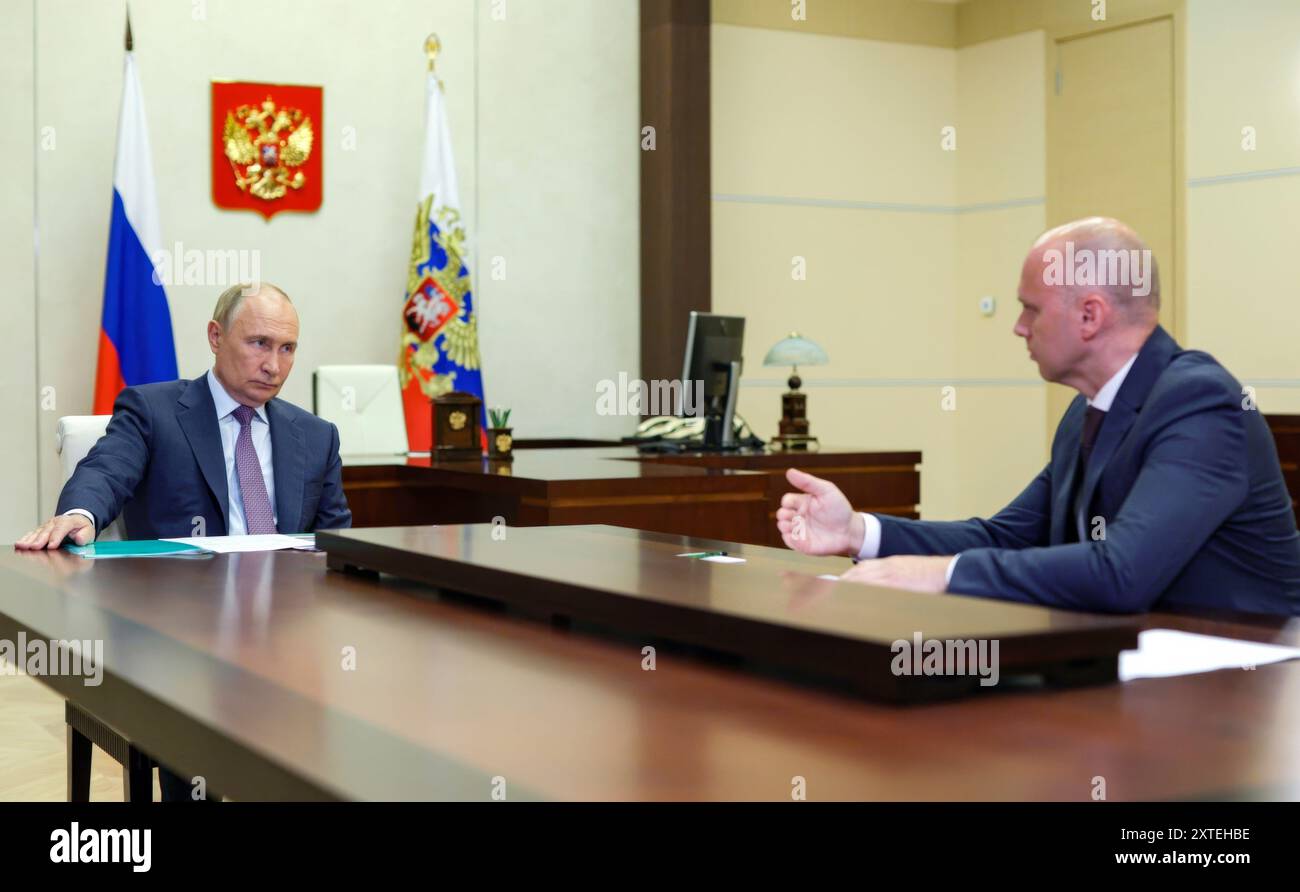 Novo-Ogaryovo, Russia. 14 agosto 2024. Il presidente russo Vladimir Putin tiene un incontro faccia a faccia con il governatore facente funzioni della regione di Kaliningrad Alexei Besprozvannykh, a destra, presso la residenza di Stato di Novo-Ogaryovo, 14 agosto 2024, nell'Oblast di Mosca, Russia. Crediti: Gavriil Grigorov/piscina del Cremlino/Alamy Live News Foto Stock