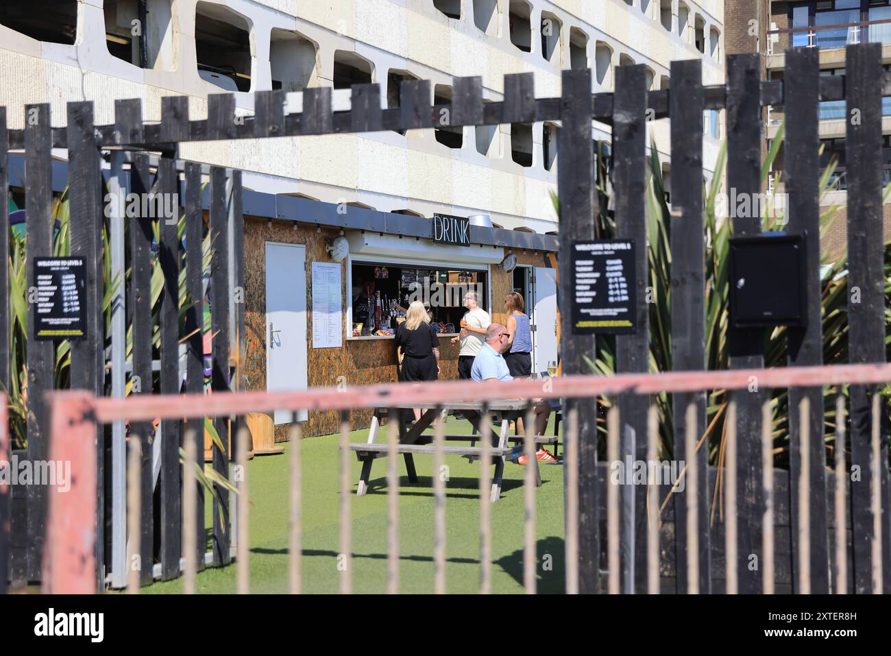 Bar di livello 1 alla moda al primo piano di un parcheggio a più piani, sul lungomare di Worthing, West Sussex, Regno Unito Foto Stock