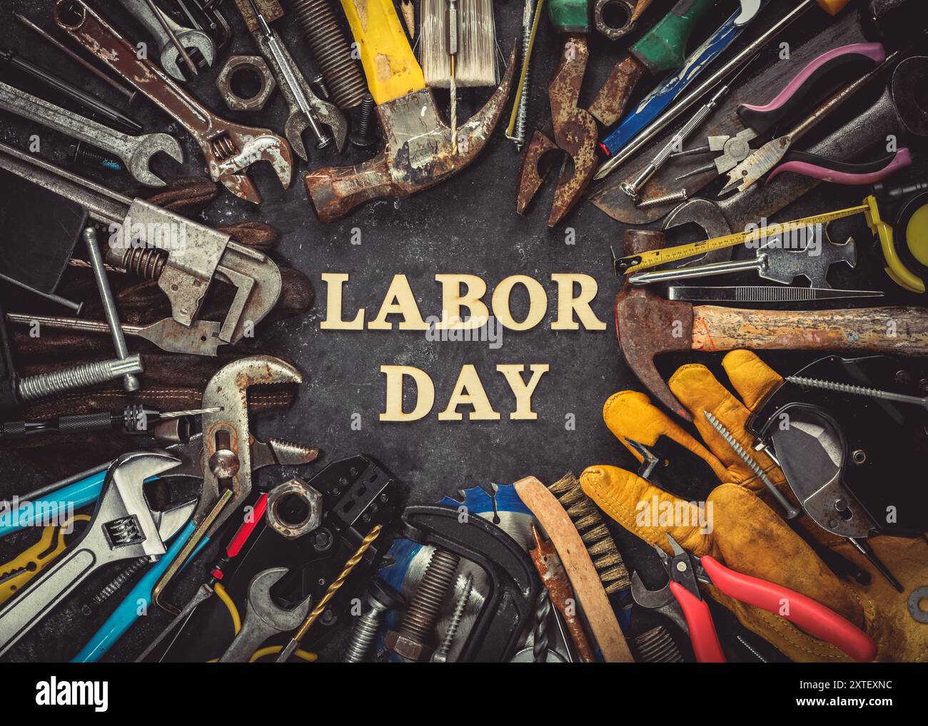 Raccolta di attrezzature usate e usate con testo per il Labor Day, che celebra i lavoratori americani. Foto Stock