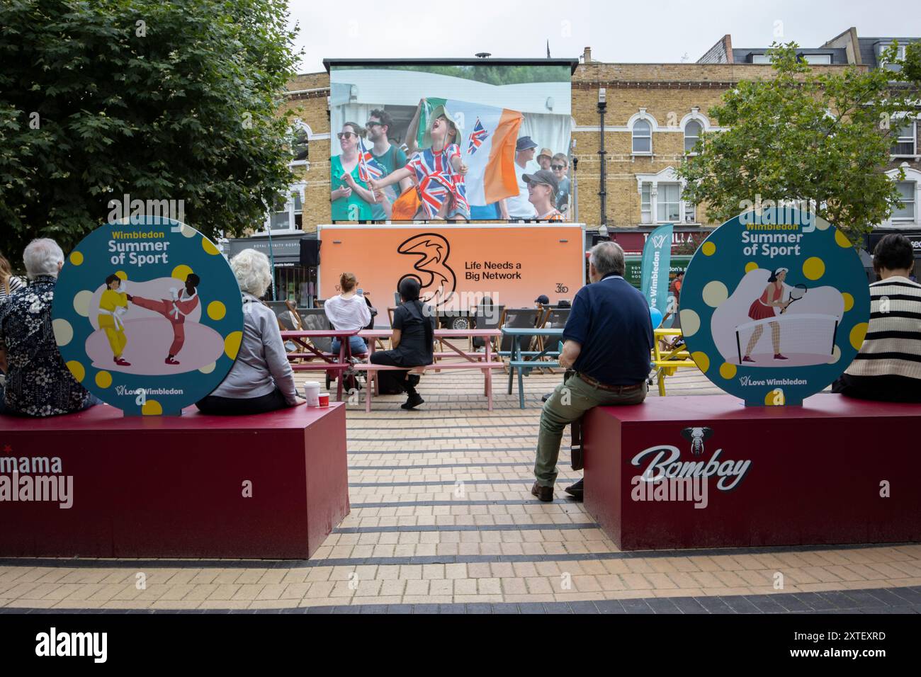 La gente guarda le Olimpiadi di Parigi 2024 in streaming su grande schermo da tre provider Internet a banda larga, Wimbledon, sud-ovest di Londra, SW19, Inghilterra, REGNO UNITO Foto Stock