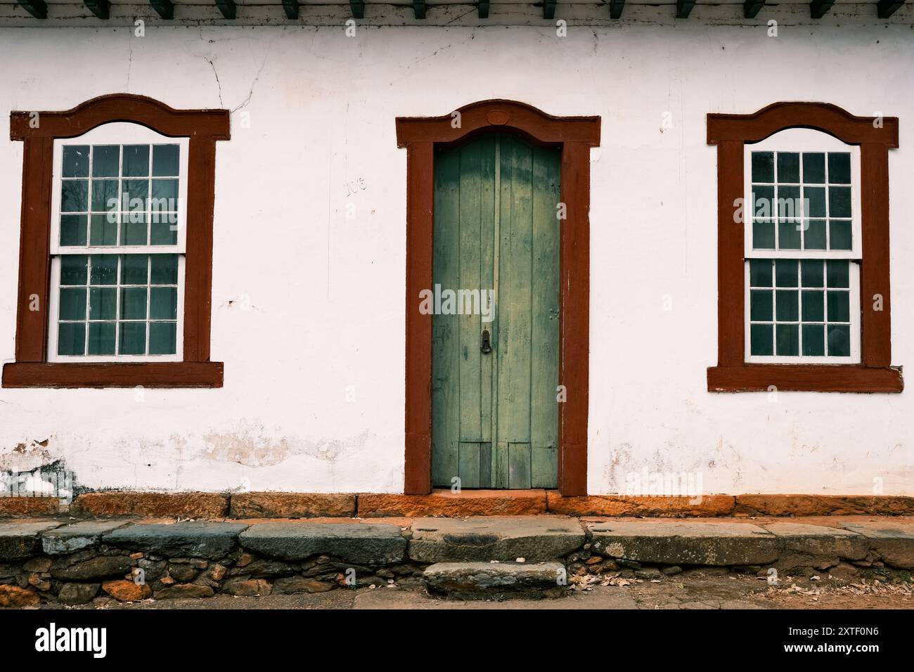 Colorato di porte e finestre di una casa coloniale nella storica città di Tiradentes, Minas Gerais, Brasile Foto Stock