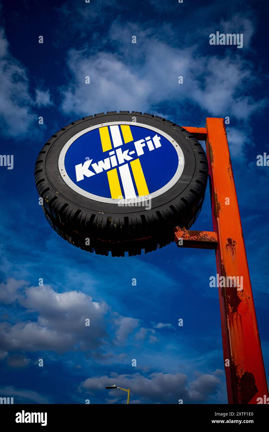 Cartello Kwik Fit Tyre presso un centro di assistenza e montaggio pneumatici Kwik-Fit nel Regno Unito. Kwik-Fit è stata fondata in Scozia nel 1971. Foto Stock