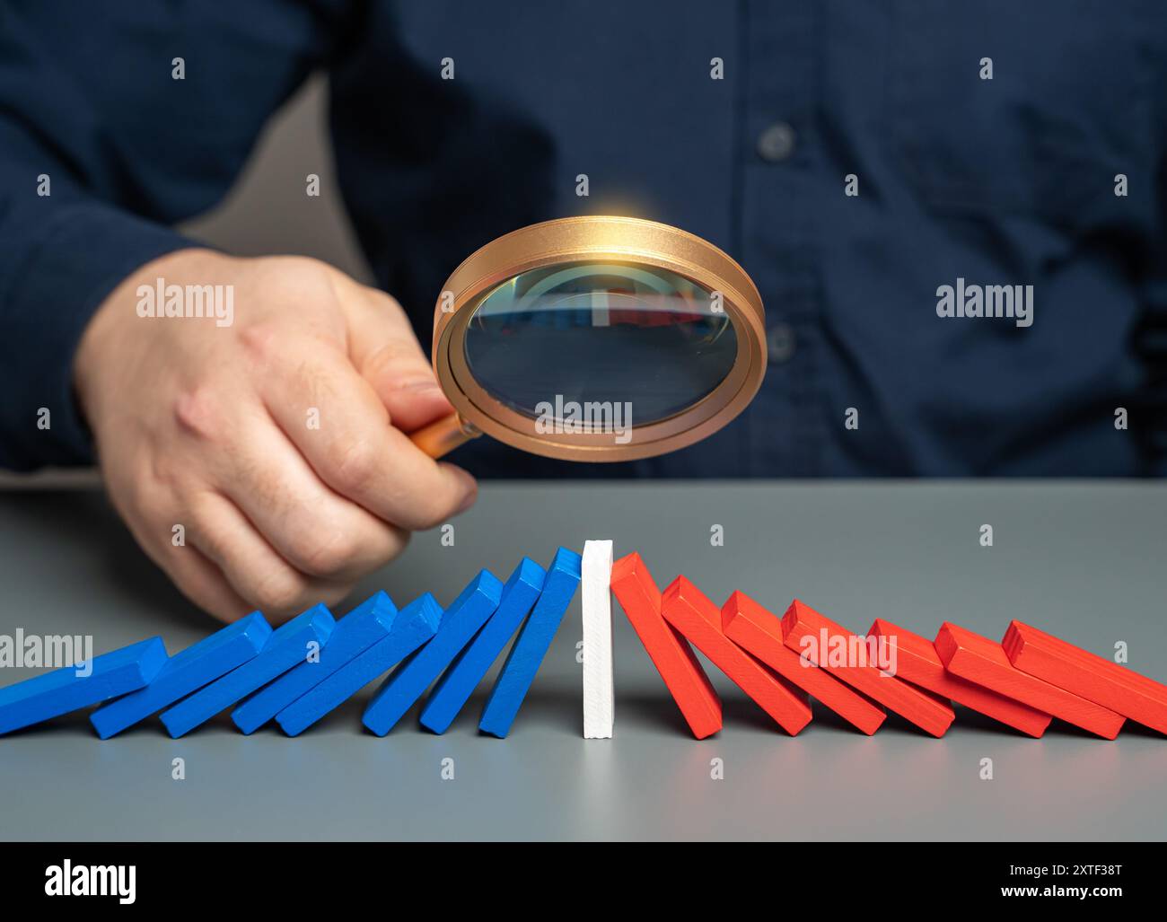Un uomo studia l'opposizione dei partiti. Il concetto di pareggio. Ferma il conflitto. Evitare l'escalation. Trovate punti di compromesso. Una base per star Foto Stock