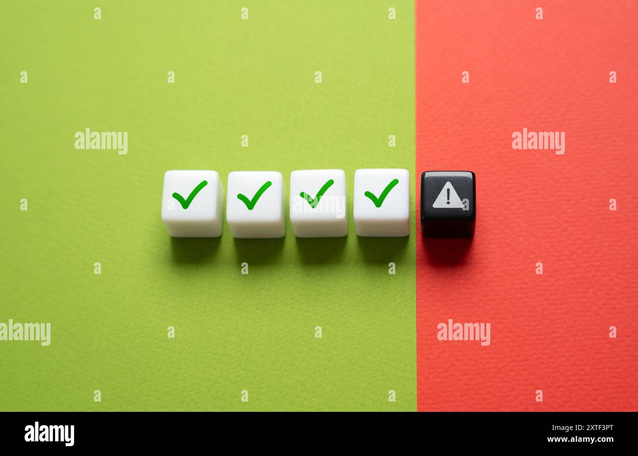 Il controllo ha rilevato un errore. Verifica non riuscita su un elemento. Soddisfare tutte le condizioni. Controllo dei fatti. Foto Stock
