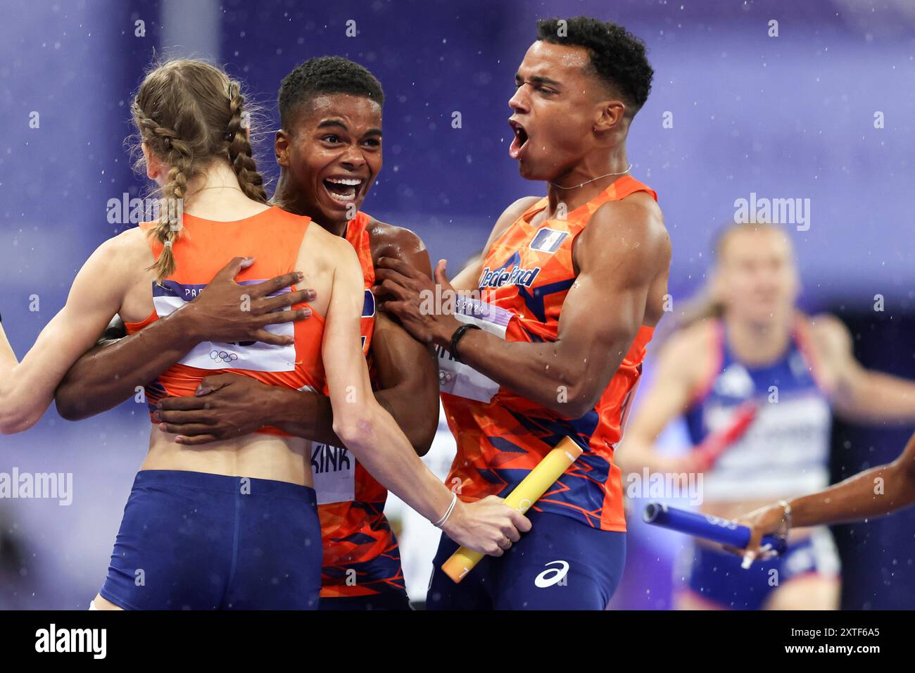 PARIGI, FRANCIA - 3 AGOSTO: Eugene Omalla dei Paesi Bassi, Isaya Klein Ikkink dei Paesi Bassi, Femke Bol dei Paesi Bassi festeggiano per aver vinto l'oro durante la finale di 4 x 400m Relay Mixed il giorno otto dei Giochi Olimpici di Parigi 2024 allo Stade de France il 3 agosto 2024 a Parigi, Francia. © diebilderwelt / Alamy Stock Foto Stock