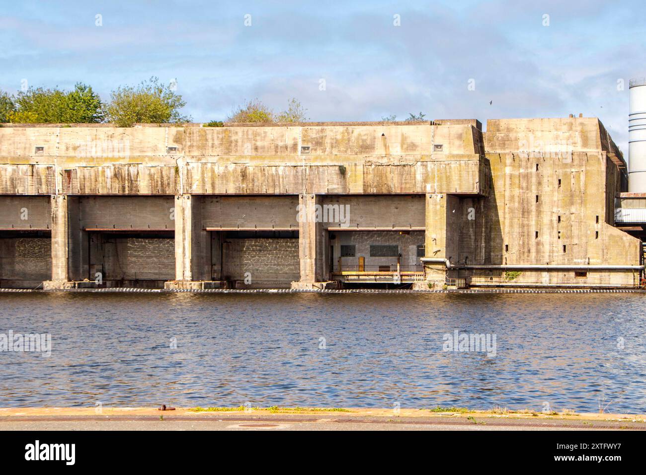 Grande bunker sottomarino tedesco in cemento con più finestre e bandiera blu in cima, situato a st nazaire in francia Foto Stock