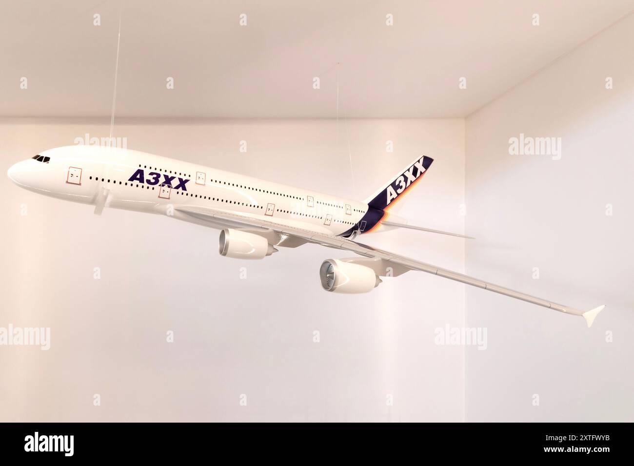 Primo piano di un modellino di velivolo in scala sospeso in aria, che mostra il design e la struttura di un jet commerciale, etichettato A3XX. Foto Stock