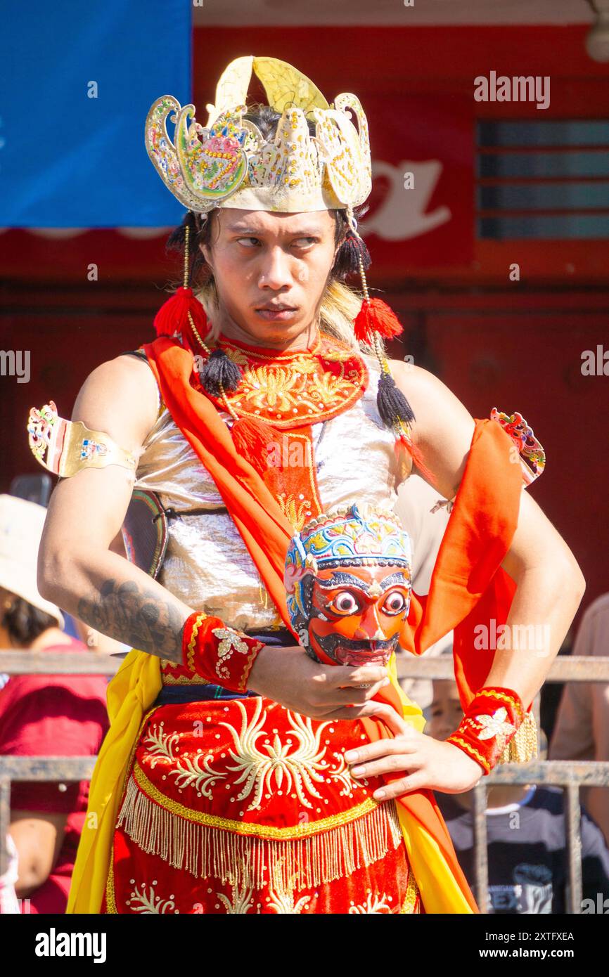 Topeng sabrang dance da Malang nel 3° Carnevale DI BEN. Questo ballo raffigura soldati pronti ad andare sul campo di battaglia. Foto Stock