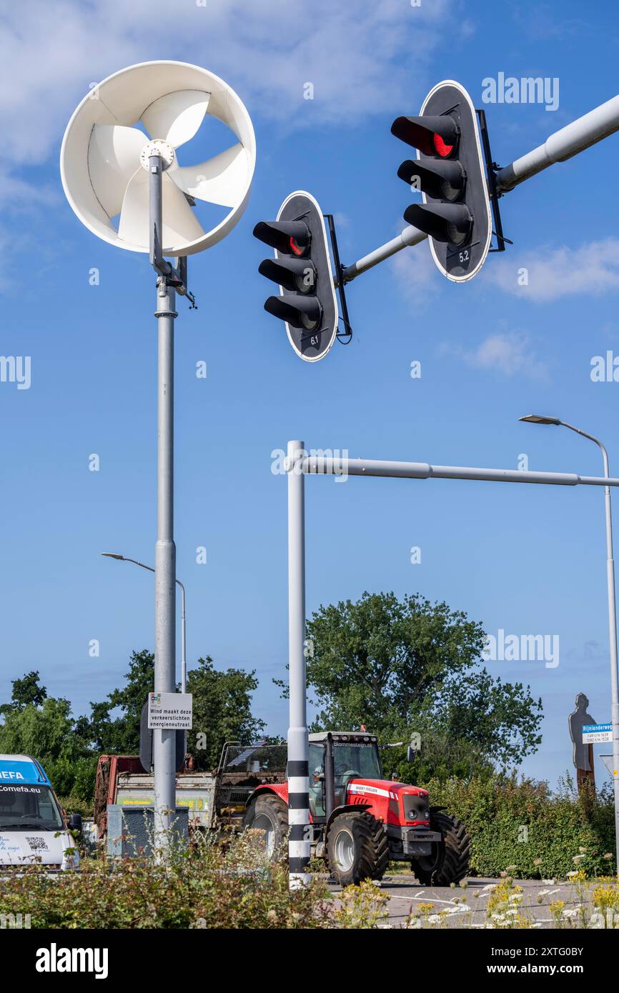 Una mini centrale eolica nella piccola città olandese di Haarlemmermeer fornisce i semafori a un incrocio stradale con l'elettricità, impianto di prova a te Foto Stock