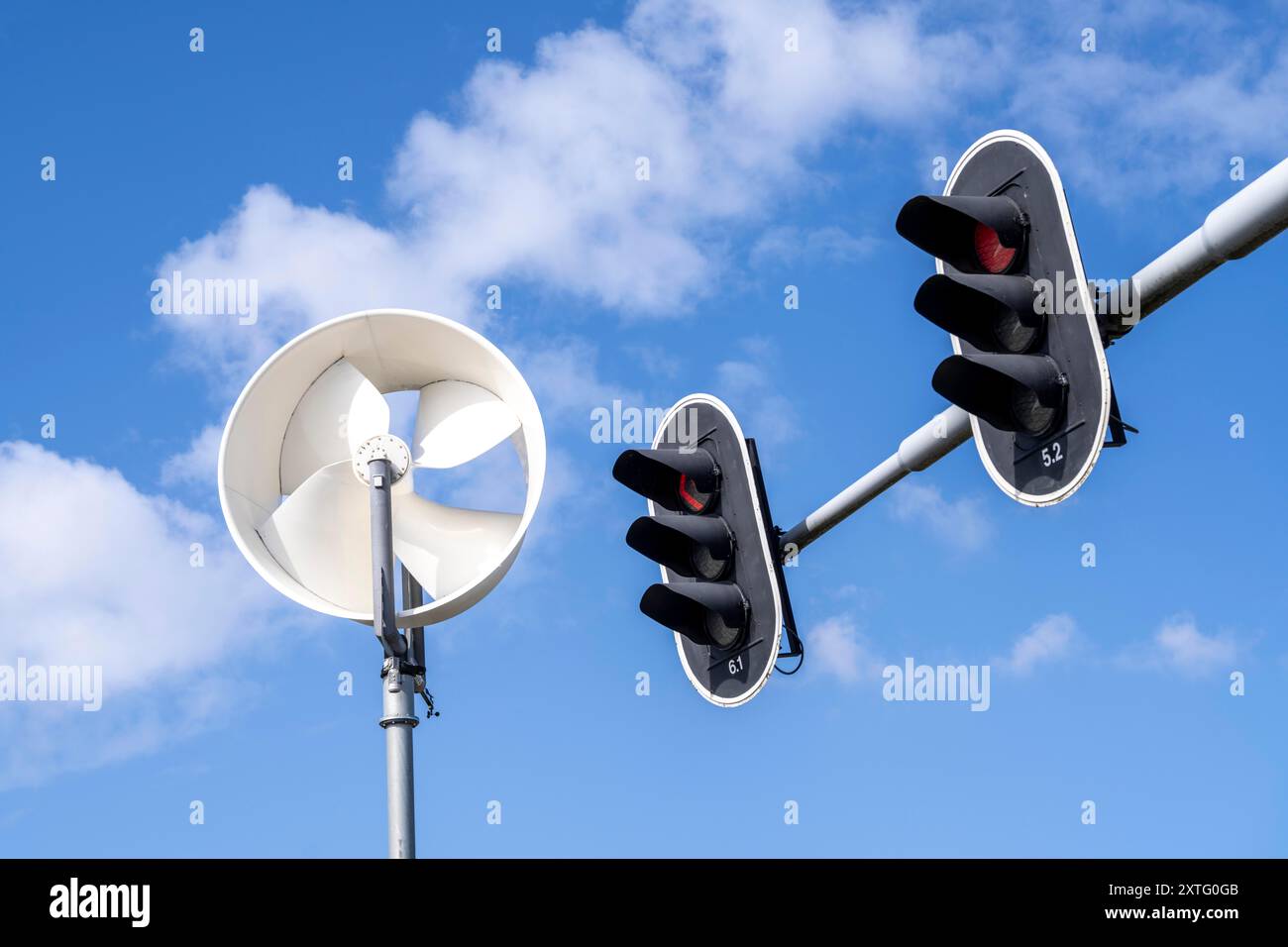 Una mini centrale eolica nella piccola città olandese di Haarlemmermeer fornisce i semafori a un incrocio stradale con l'elettricità, impianto di prova a te Foto Stock
