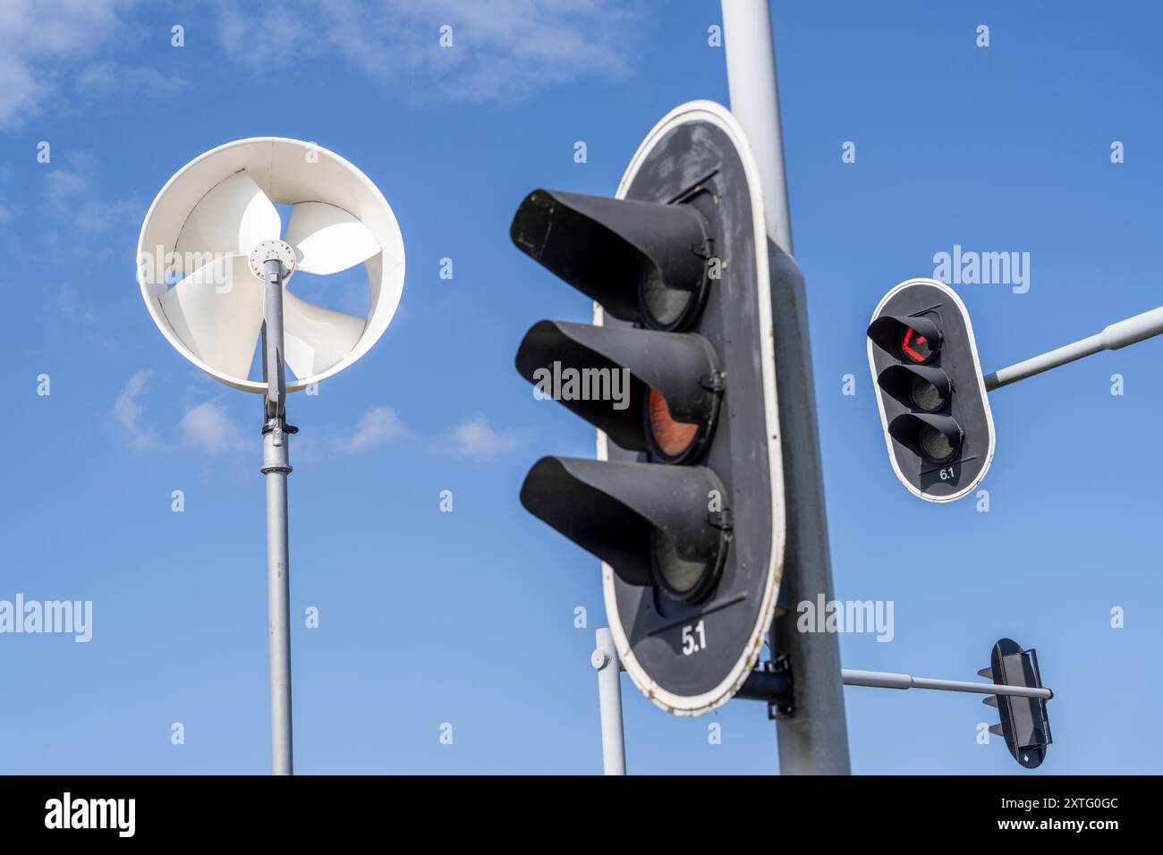 Una mini centrale eolica nella piccola città olandese di Haarlemmermeer fornisce i semafori a un incrocio stradale con l'elettricità, impianto di prova a te Foto Stock
