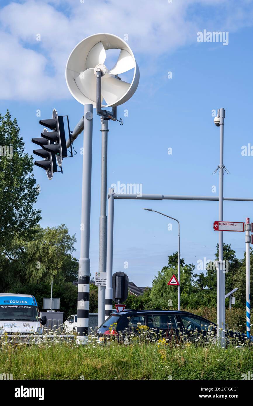 Una mini centrale eolica nella piccola città olandese di Haarlemmermeer fornisce i semafori a un incrocio stradale con l'elettricità, impianto di prova a te Foto Stock