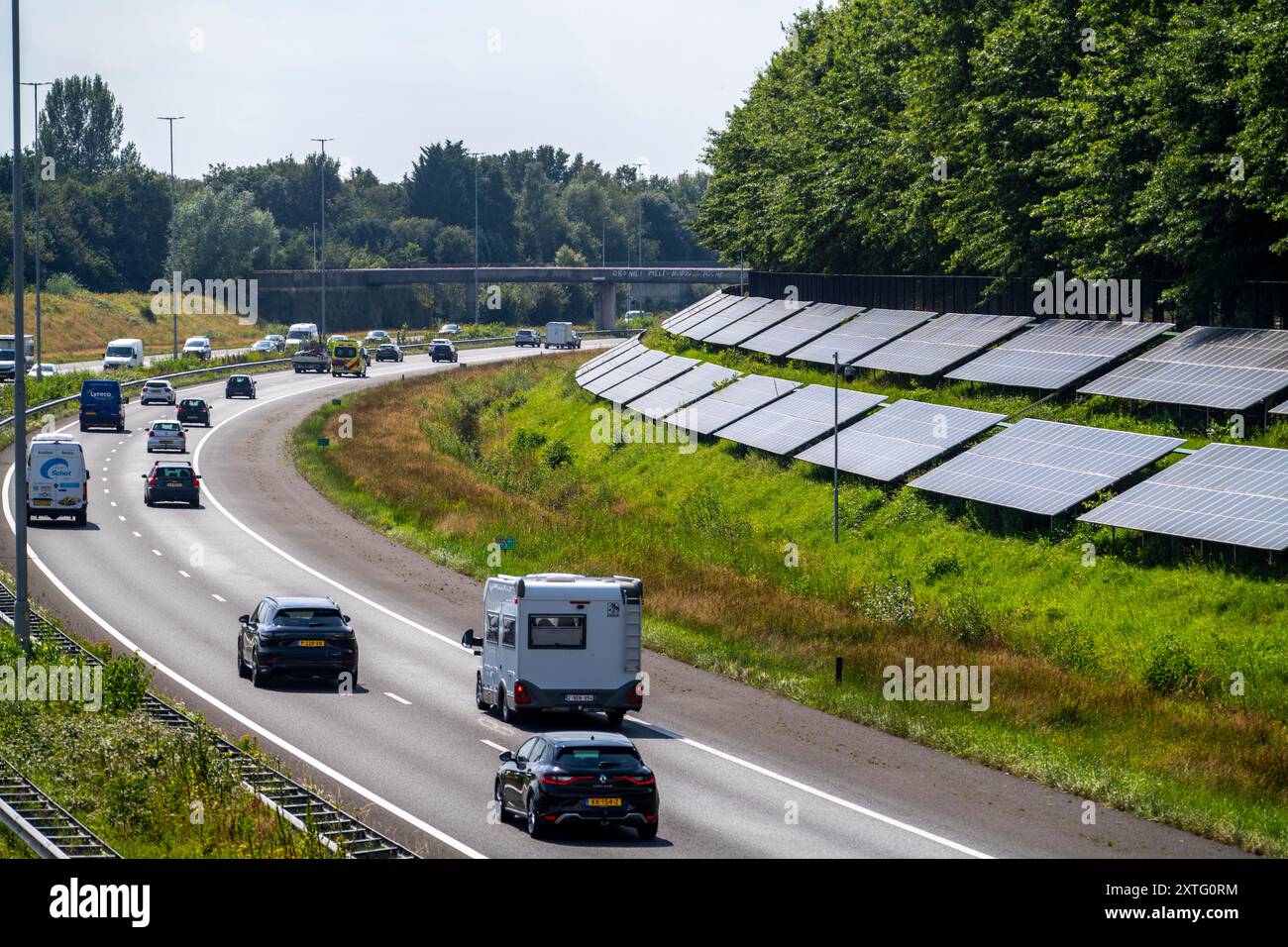 Autostrada A58, impianti fotovoltaici sono stati installati sui pendii a lato della carreggiata, uso delle aree lungo le strade come parco solare, vicino a Ette Foto Stock